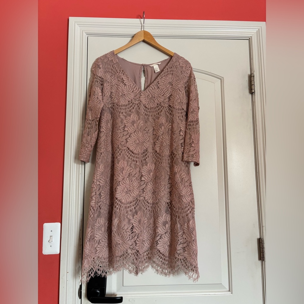 H&M Women’s Size 8 Elegant Lace V-Neck Dress in Mauve.